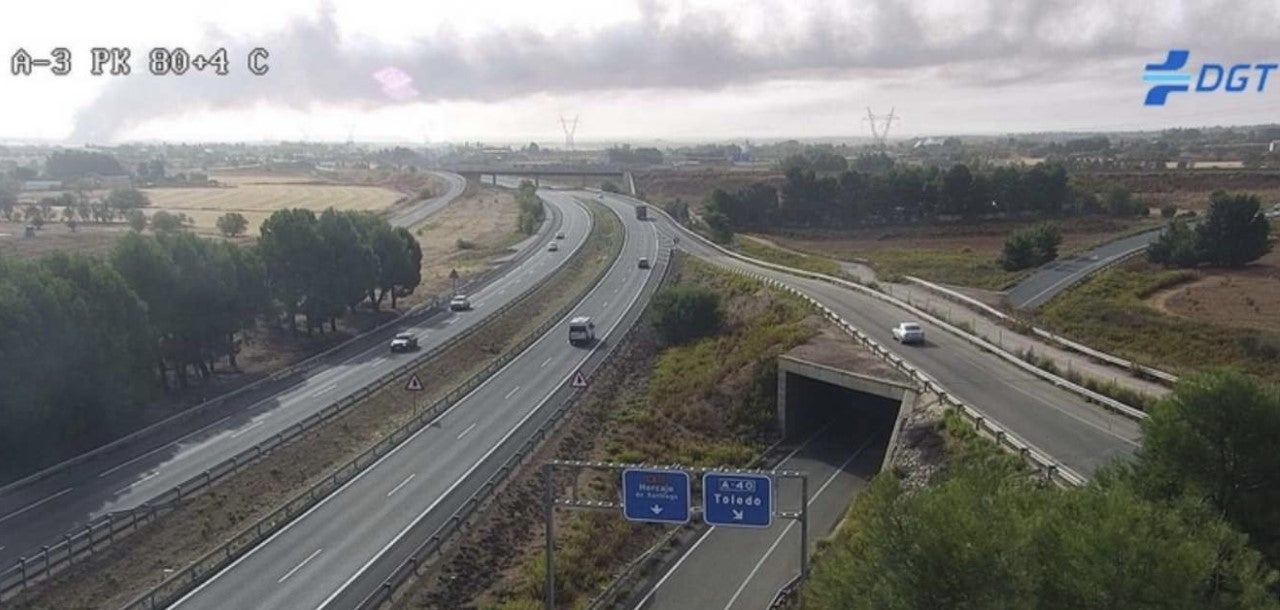 Tarancón recomienda a sus vecinos cerrar puertas y ventanas por el incendio en la campa de plásticos Tarancón recomienda a sus vecinos cerrar puertas y ventanas por el incendio en la campa de plásticos