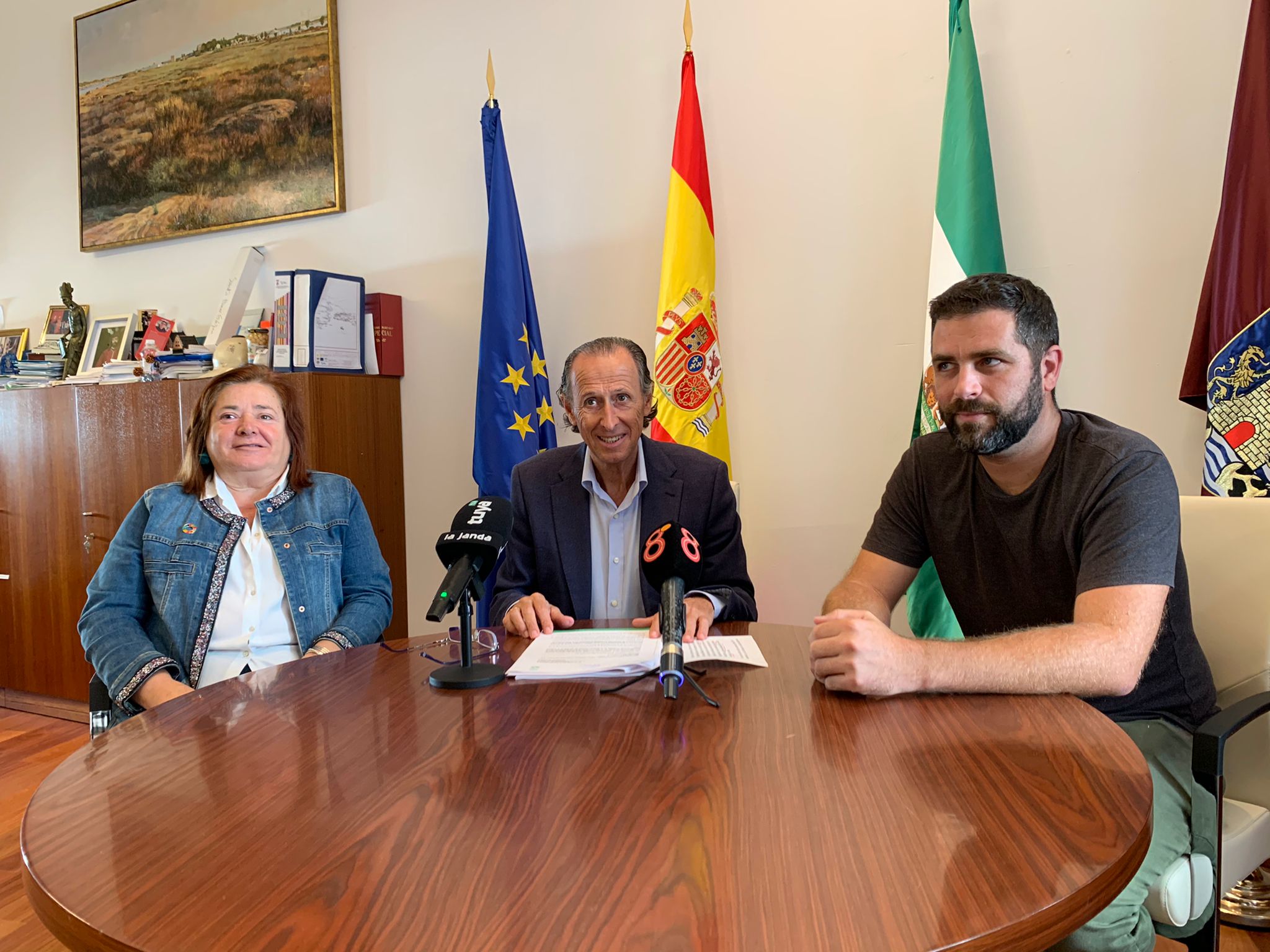 Chiclana duplica el limpiado en las barriadas y retoma los baldeos durante el fin de semana Chiclana duplica el limpiado en las barriadas y retoma los baldeos durante el fin de semana