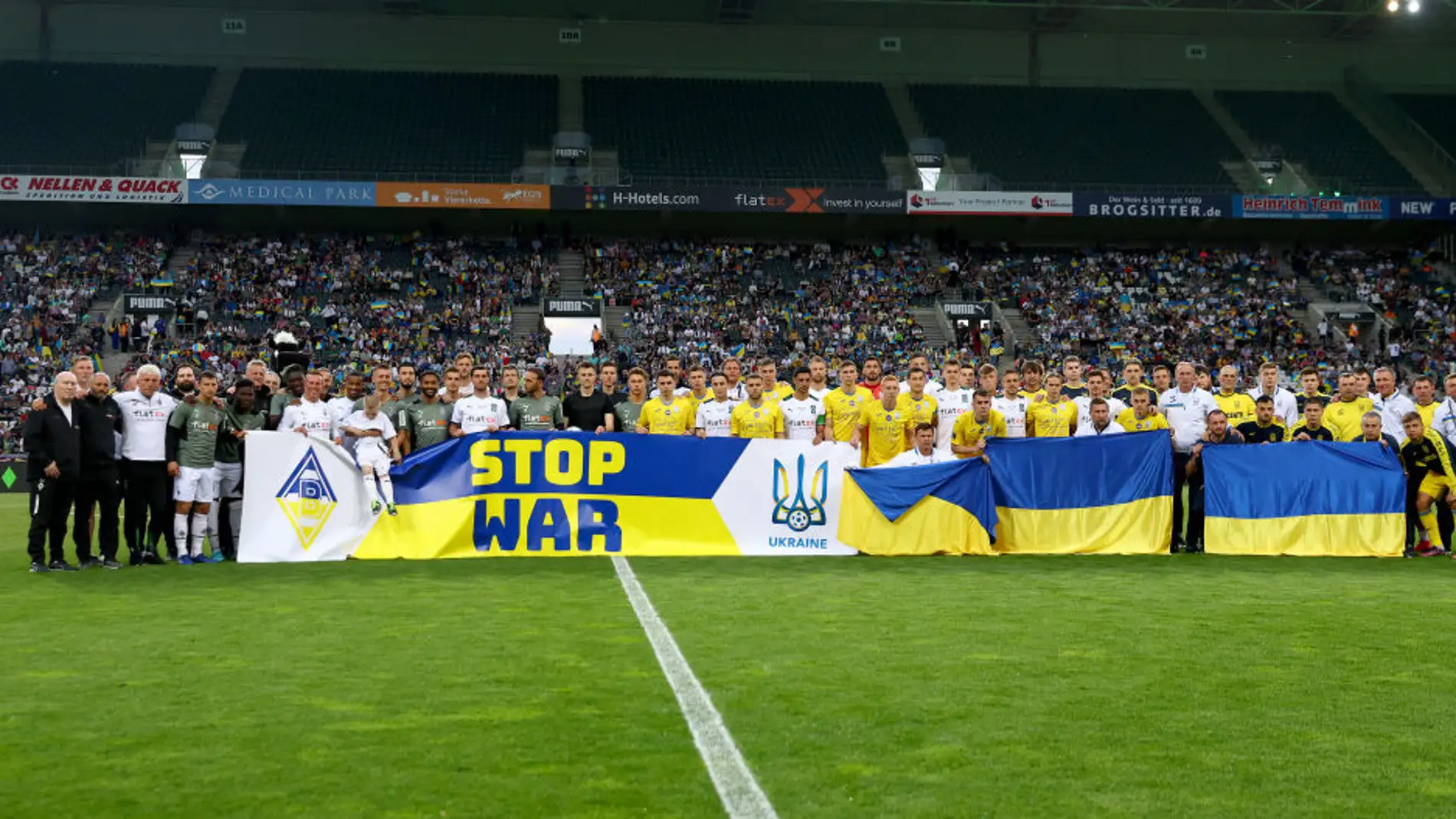 Jugadores del Borussia Mönchengladbach y Ucrania unidos por la paz antes del partido benéfico en el Borussia-Park. 