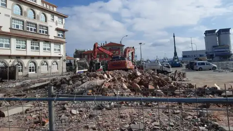 Demolición para abrir el Puerto en la Pza. de Ourense. Puerto de A Coruña