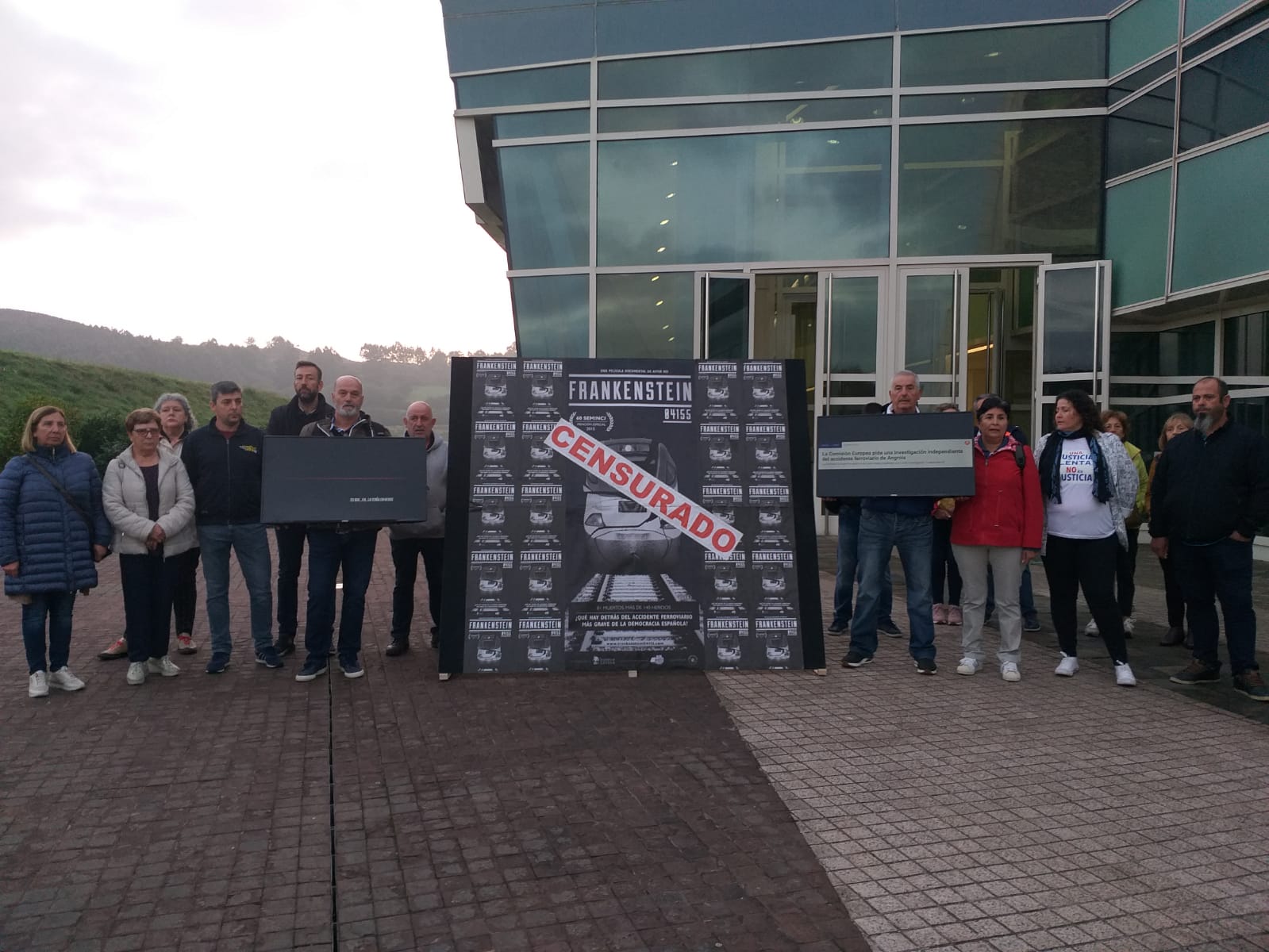 Las víctimas del Alvia atribuyen el cambio en la posición del fiscal a una «maniobra orquestada por la Fiscalía» Las víctimas del Alvia atribuyen el cambio en la posición del fiscal a una «maniobra orquestada por la Fiscalía»