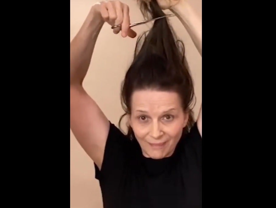Actrices y cantantes francesas se cortan el pelo en solidaridad con las mujeres en Irán Actrices y cantantes francesas se cortan el pelo en solidaridad con las mujeres en Irán
