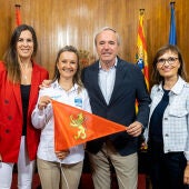 El alcalde de Zaragoza ha entregado la bandera de la Ciudad a Olga para llevarla hasta Jordania 