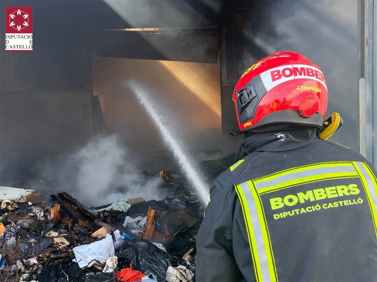 Los bomberos trabajan en la extinción de un incendio en una nave abandonada en Oropesa Los bomberos trabajan en la extinción de un incendio en una nave abandonada en Oropesa