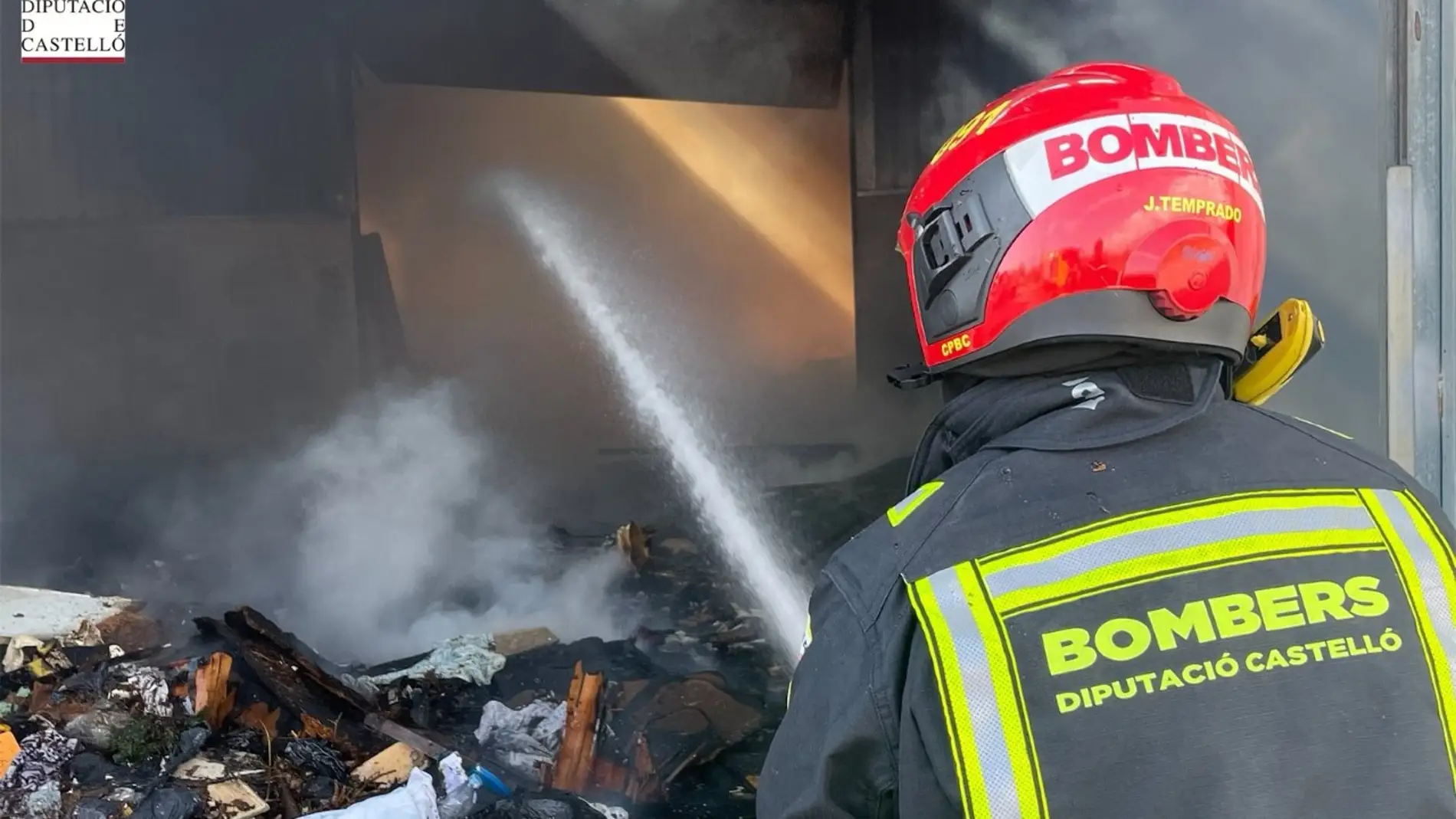 Los bomberos trabajan en la extinción de un incendio en una nave abandonada en Oropesa