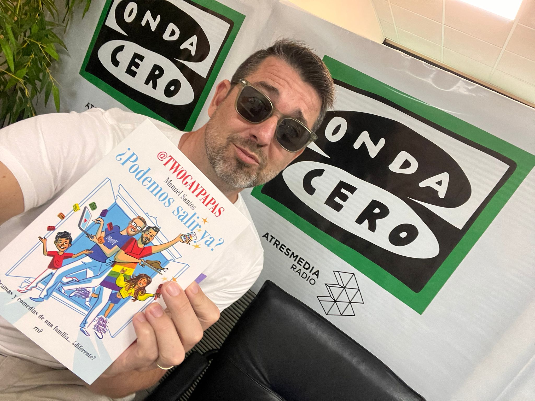Manuel Santos, presenta su libro ¿Podemos salir ya? con el que visibiliza a las familias homoparentales Manuel Santos, presenta su libro ¿Podemos salir ya? con el que visibiliza a las familias homoparentales