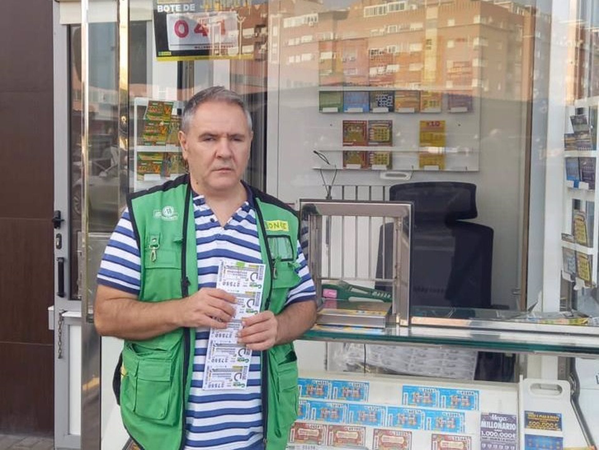 Un vendedor de la ONCE reparte 350.000 entre varios vecinos de la capital Un vendedor de la ONCE reparte 350.000 entre varios vecinos de la capital