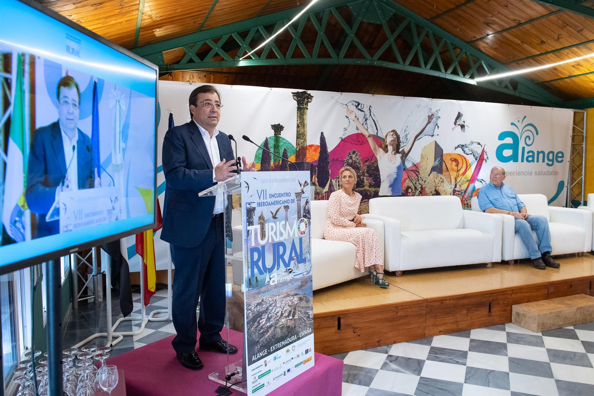 Fernández Vara destaca el potencial del turismo rural vinculado a la historia y a las tradiciones Fernández Vara destaca el potencial del turismo rural vinculado a la historia y a las tradiciones