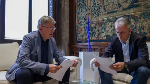 Archivo - Ximo Puig y Héctor Illueca durante una reunión. Archivo - Ximo Puig y Héctor Illueca durante una reunión.