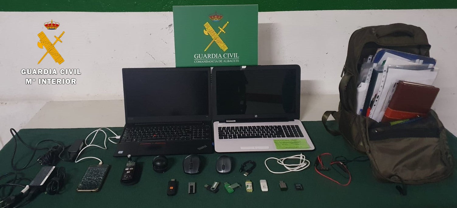 La Guardia Civil detiene a un joven por robar en un coche aparcado en la calle La Guardia Civil detiene a un joven por robar en un coche aparcado en la calle
