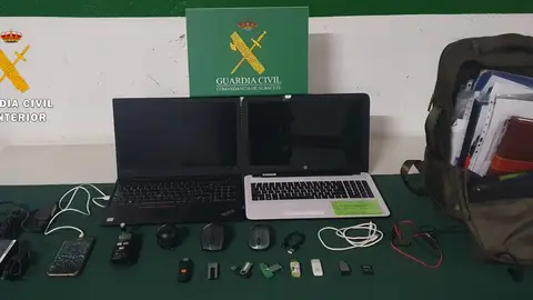 La Guardia Civil detiene a una persona por robar en un coche aparcado en la calle La Guardia Civil detiene a una persona por robar en un coche aparcado en la calle