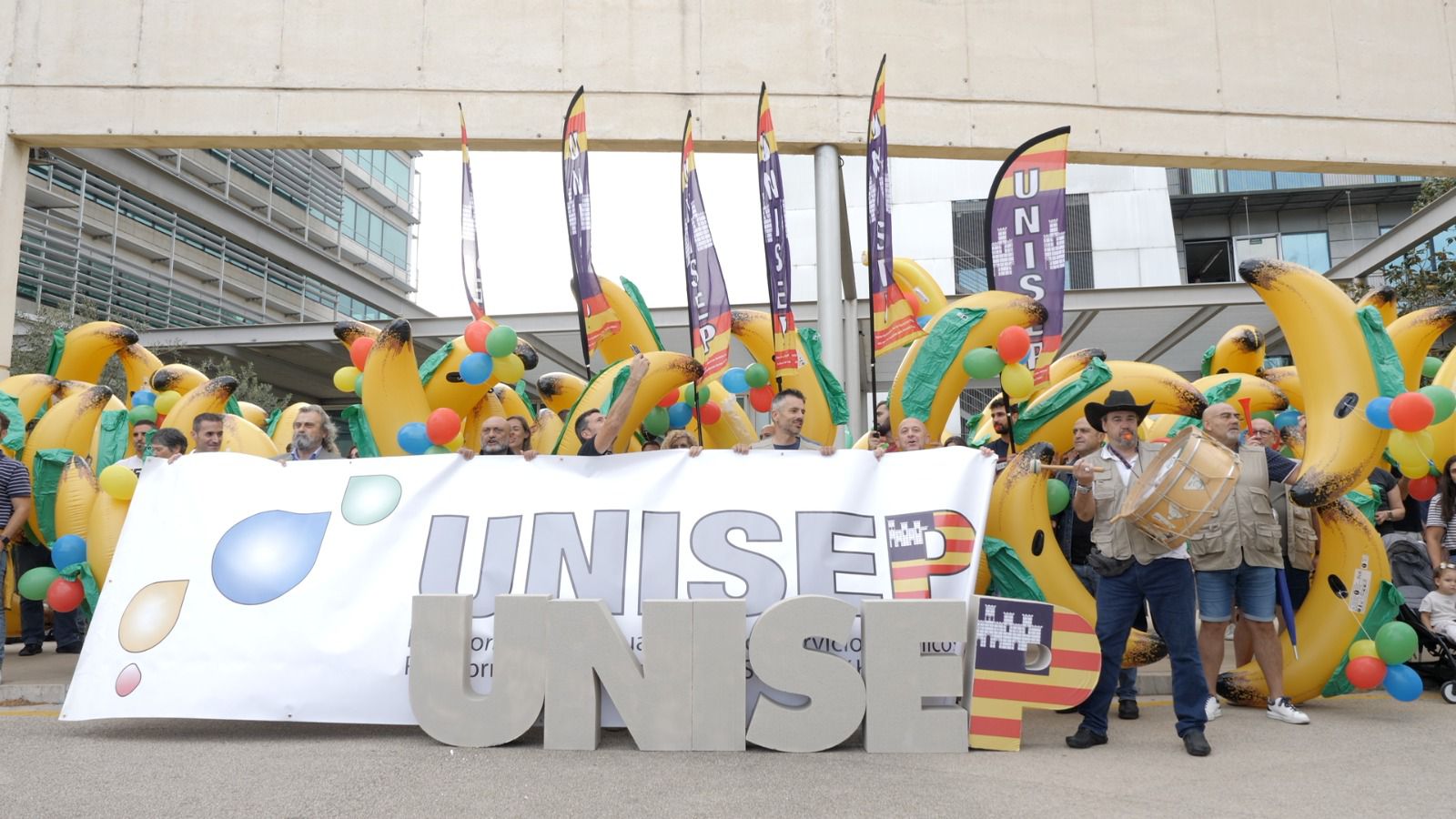 Más de un centenar de personas se han manifestado en Palma exigiendo la insularidad Más de un centenar de personas se han manifestado en Palma exigiendo la insularidad