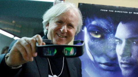 El director y productor James Cameron, art&iacute;fice de la saga 'Avatar', sostiene unas gafas 3D