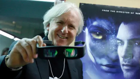 El director y productor James Cameron, artífice de la saga 'Avatar', sostiene unas gafas 3D El director y productor James Cameron, artífice de la saga 'Avatar', sostiene unas gafas 3D