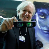 El director y productor James Cameron, artífice de la saga 'Avatar', sostiene unas gafas 3D