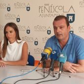 La concejala de turismo, Raquel Paris y el alcalde de Peñíscola han presentado la iniciativa de cine. 
