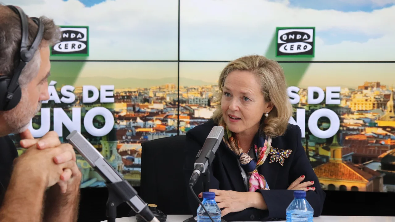 Nadia Calvi&ntilde;o con Carlos Alsina en 'M&aacute;s de uno'