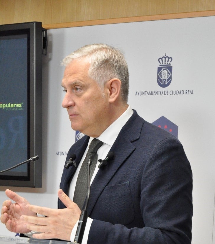 Paco Cañizares: "La Zona de Bajas Emisiones de Ciudad Real está hecha sin criterio, busca restringir y multar" Paco Cañizares: "La Zona de Bajas Emisiones de Ciudad Real está hecha sin criterio, busca restringir y multar"