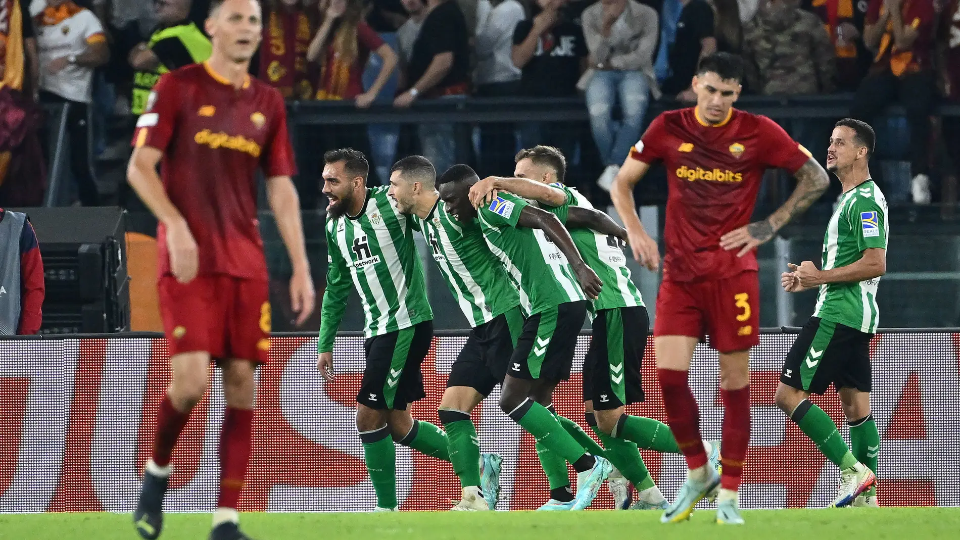 Los jugadores del Betis celebran el gol de Luiz Henrique en el Stadio Olimpico de Roma.