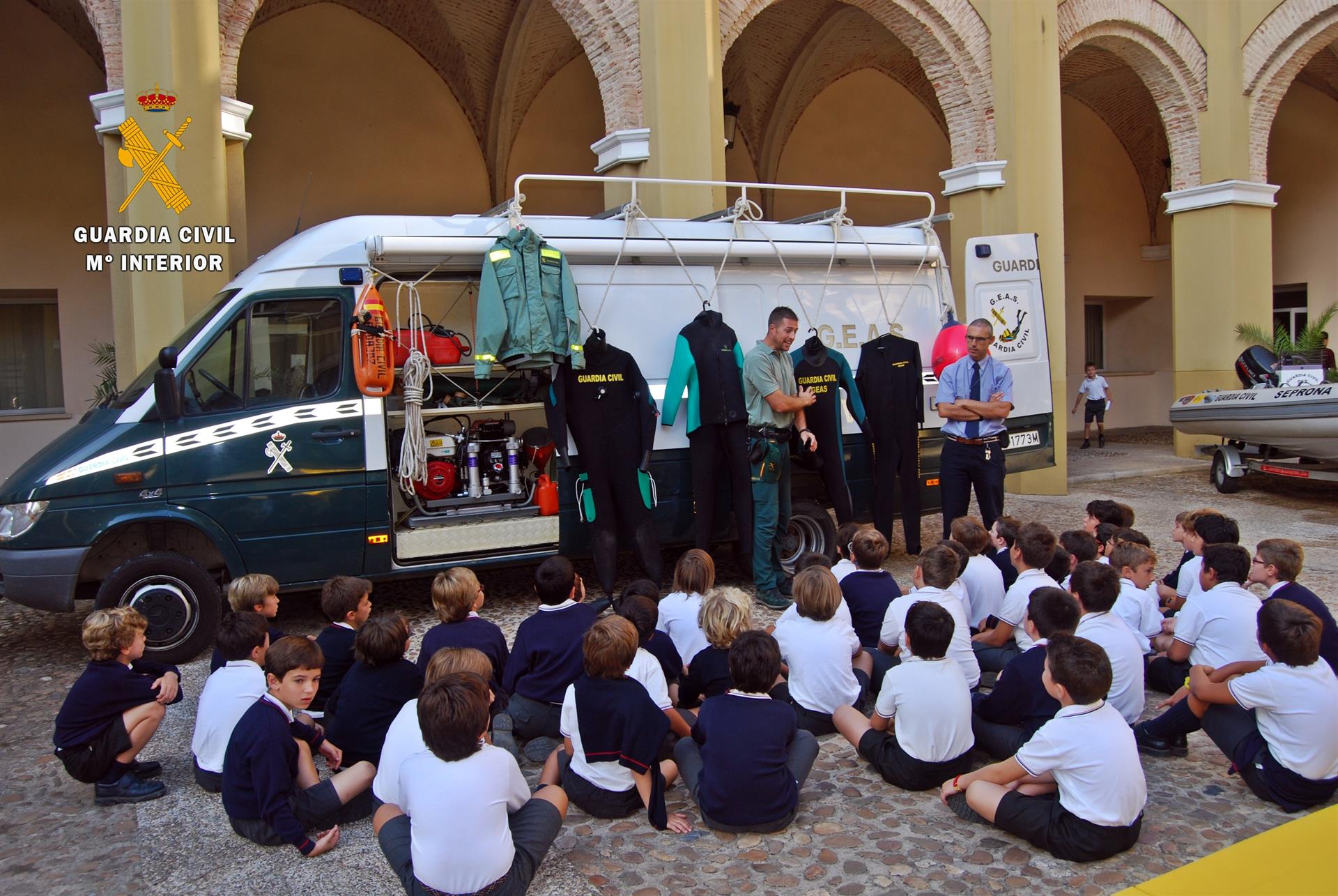 Unos 300 escolares conocerán la labor de la Guardia Civil el lunes en unas jornadas de puertas abiertas en Badajoz Unos 300 escolares conocerán la labor de la Guardia Civil el lunes en unas jornadas de puertas abiertas en Badajoz