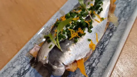 Sardina parrocha en escabeche con mahonesa de Kalamata In-Pulso, el restaurante castizo para comerse Madrid