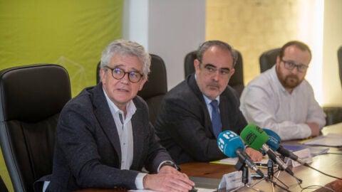 Los responsables del Instituto de Estudios Económicos de la provincia de Alicante 