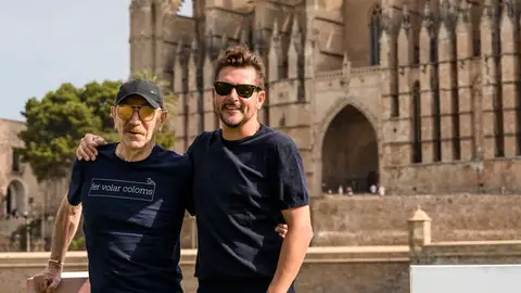 Oswald Aulestia y el director Kike Maíllo, posan ante la catedral de Palma en el Atlàntida Mallorca Film Fest Oswald Aulestia y el director Kike Maíllo, posan ante la catedral de Palma en el Atlàntida Mallorca Film Fest