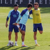 Simeone dirige el entrenamiento del Atlético de Madrid