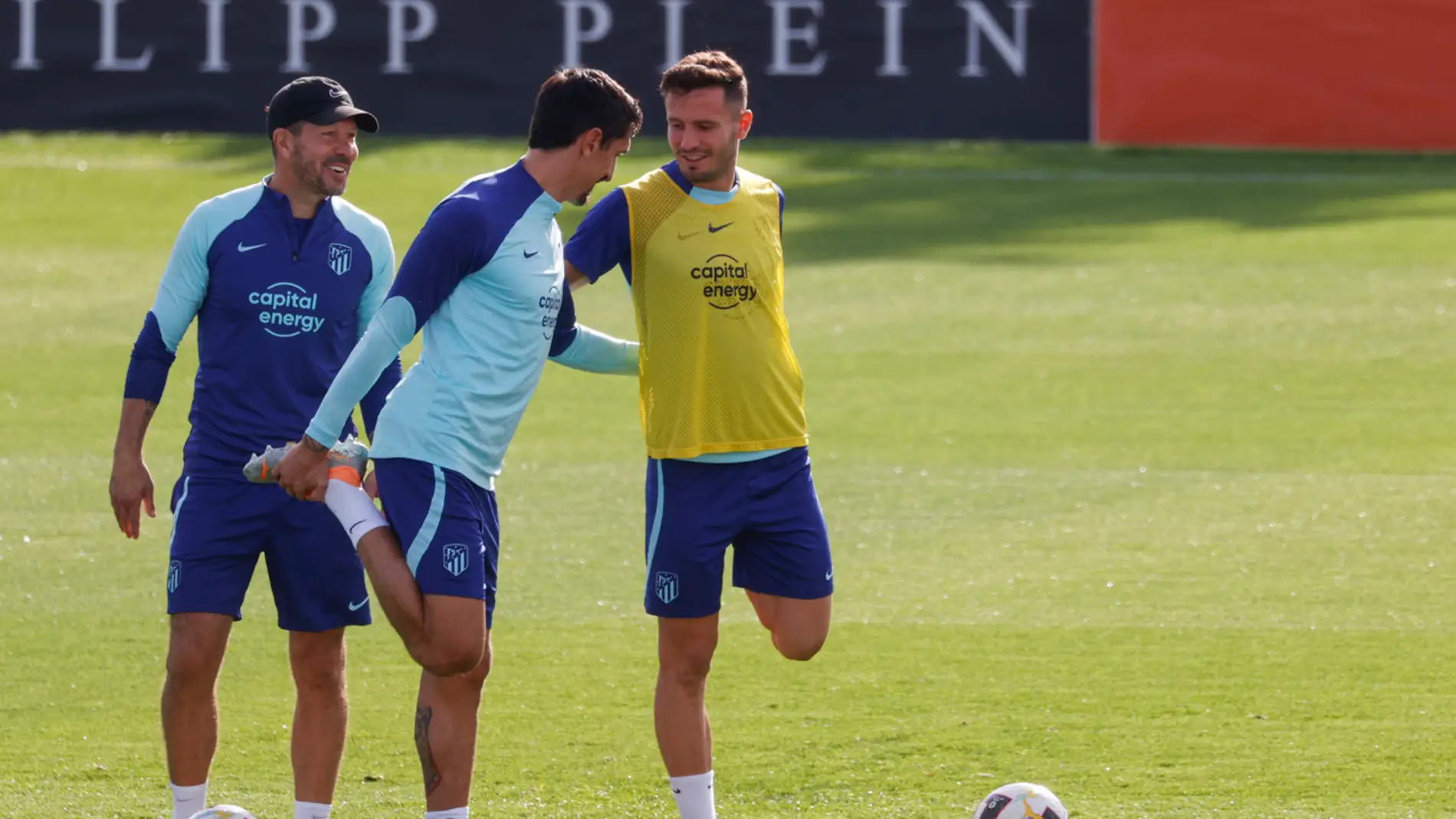 Simeone dirige el entrenamiento del Atlético de Madrid