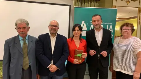 Clara Guilló en el momento de recoger su reconocimiento Clara Guilló en el momento de recoger su reconocimiento