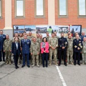 La ministra Robles con los militares ucranianos
