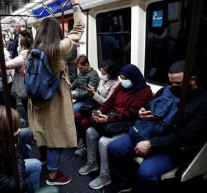 Un grupo de personas viajan en el Metro utilizando las mascarillas Un grupo de personas viajan en el Metro utilizando las mascarillas