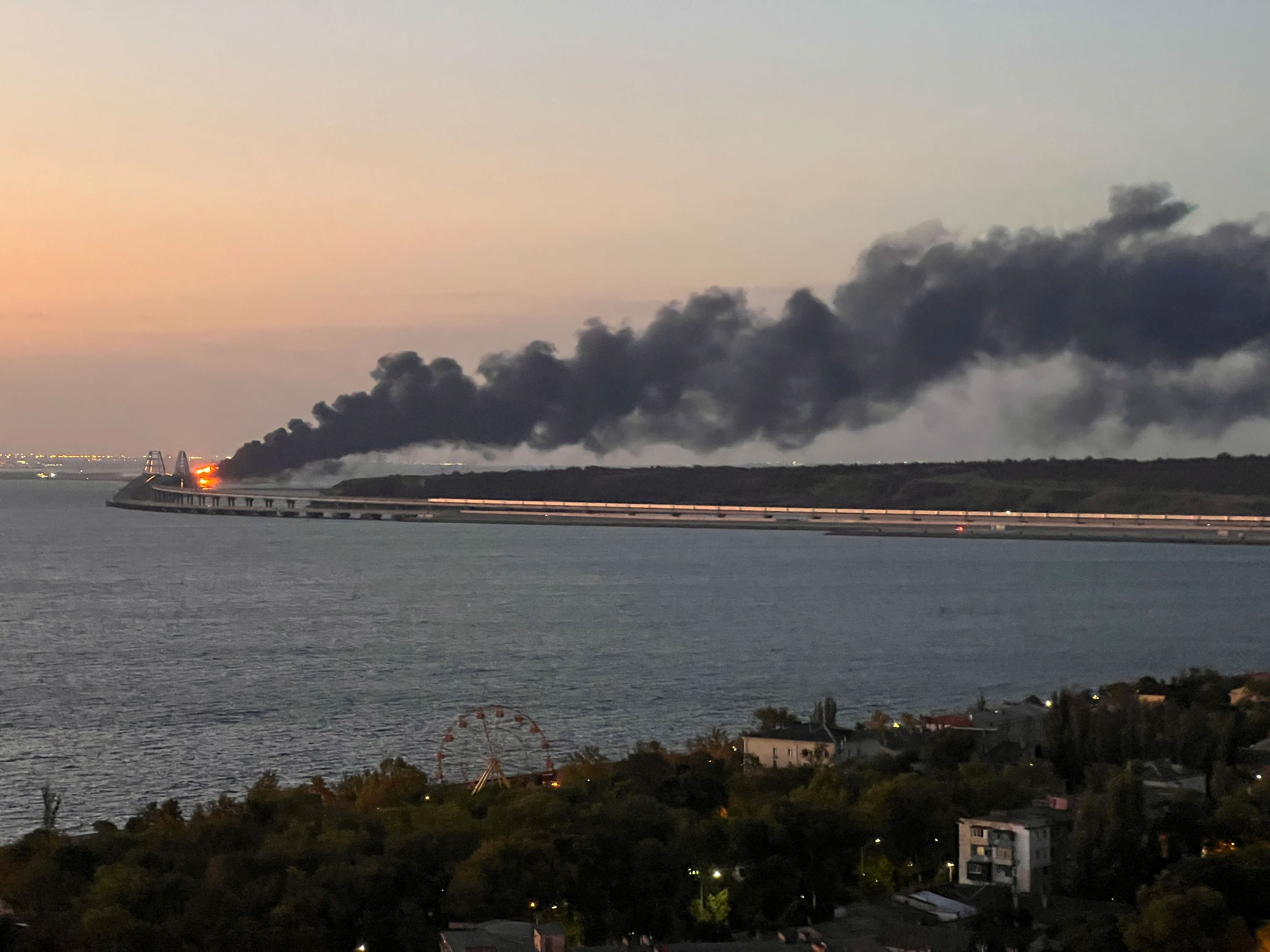 Una gran explosión daña el puente de Kerch, una de las principales rutas de conexión entre Rusia y Crimea Una gran explosión daña el puente de Kerch, una de las principales rutas de conexión entre Rusia y Crimea