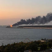 Imagen del humo provocado por la explosión del Puente de Crimea