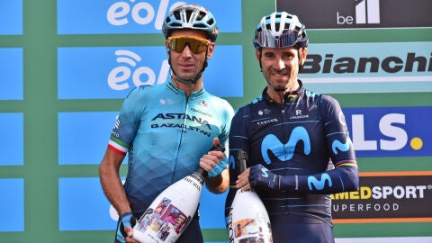 El espa&ntilde;ol Alejandro Valverde y el italiano Vincenzo Nibali en el podio tras el Giro de Lombard&iacute;a