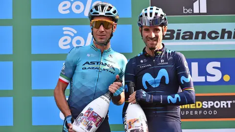 El español Alejandro Valverde y el italiano Vincenzo Nibali en el podio tras el Giro de Lombardía El español Alejandro Valverde y el italiano Vincenzo Nibali en el podio tras el Giro de Lombardía