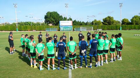 Los futbolistas del Elche atienden a la charla de los técnico del filial, Alberto Gallego, Nino y Dani Llácer Los futbolistas del Elche atienden a la charla de los técnico del filial, Alberto Gallego, Nino y Dani Llácer
