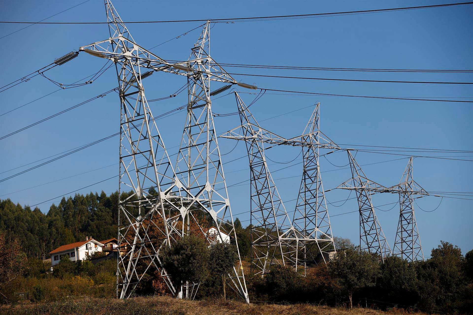 El precio de la luz será más caro este lunes que sin el tope al gas: estas son las horas más caras y más baratas El precio de la luz será más caro este lunes que sin el tope al gas: estas son las horas más caras y más baratas