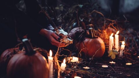 Una persona decora un paraje de Olsztyn, Polonia, con calabazas y velas/ Unsplash