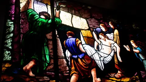 Una vidriera con motivos cristianos en una imagen de archivo Una vidriera con motivos cristianos en una imagen de archivo/ Unsplash