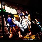 Una vidriera con motivos cristianos en una imagen de archivo