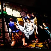 Una vidriera con motivos cristianos en una imagen de archivo/ Unsplash Una vidriera con motivos cristianos en una imagen de archivo/ Unsplash