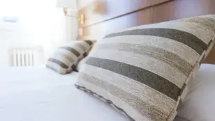 Cómo eliminar las manchas amarillentas de colchones y almohadas