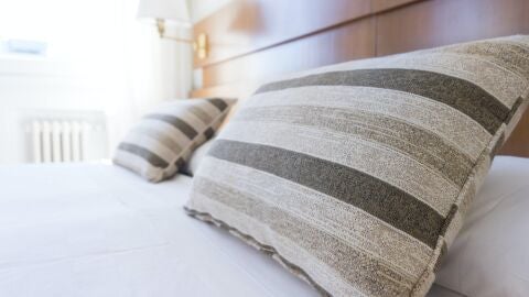 C&oacute;mo eliminar las manchas amarillentas de colchones y almohadas