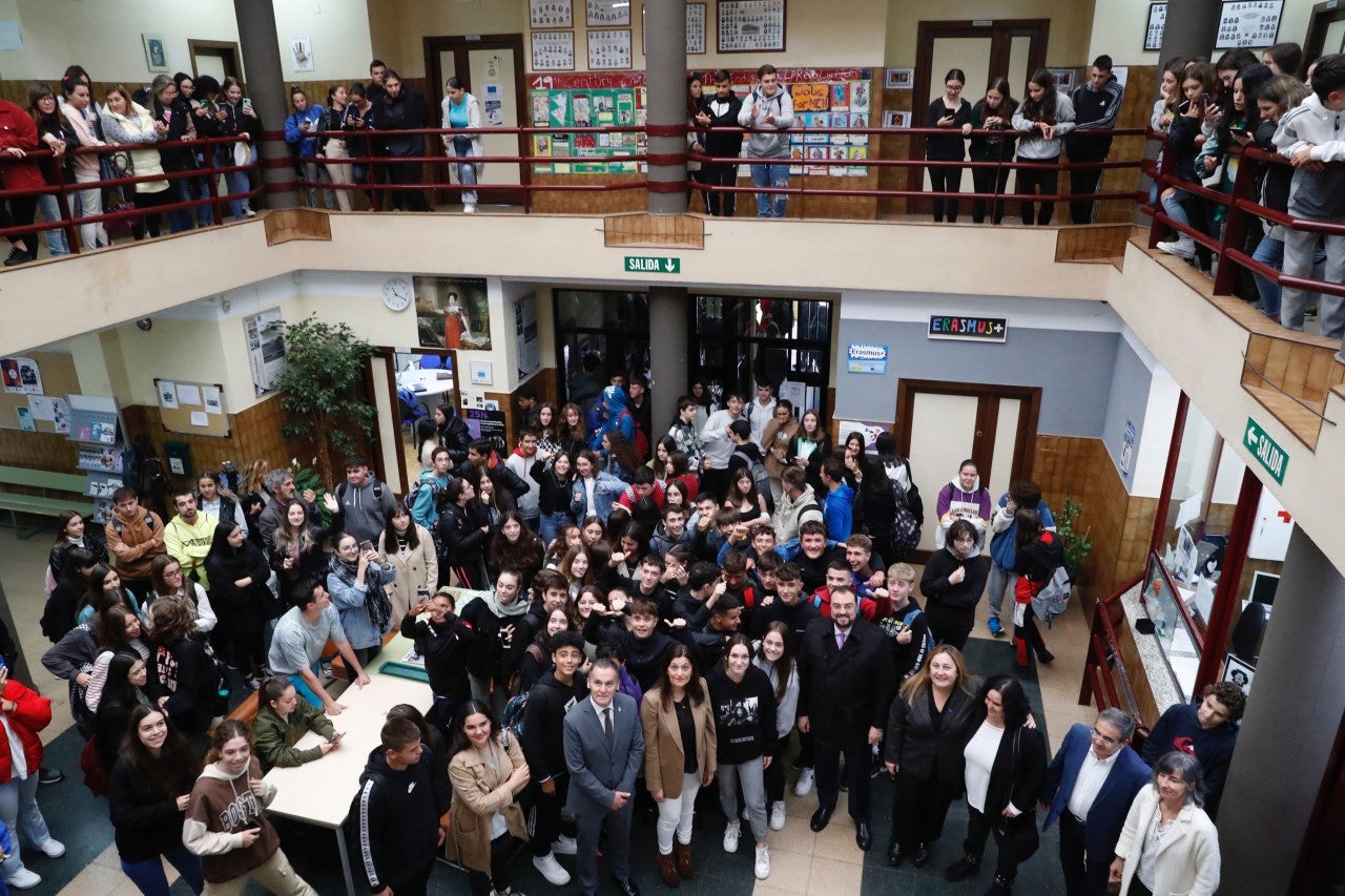 Barbón pide a los jóvenes adaptar la cualificación a la demanda laboral Barbón pide a los jóvenes adaptar la cualificación a la demanda laboral