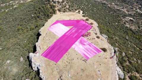 Lazo rosa sobre las "Tetas de Viana".