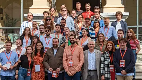 Barbón con los participantes en el encuentro de Juventudes Socialistas Barbón con los participantes en el encuentro de Juventudes Socialistas