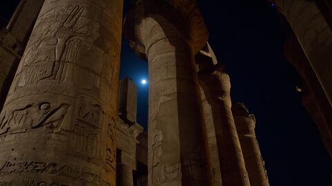 Una imagen de archivo que muestra las columnas del templo de Karnak, un centro de culto egipcio dedicado a Am&oacute;n, a la noche/ Pixabay