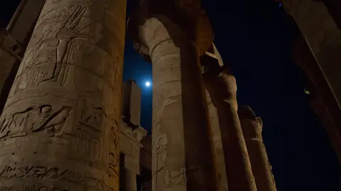Una imagen de archivo que muestra las columnas del templo de Karnak, un centro de culto egipcio dedicado a Amón, a la noche Una imagen de archivo que muestra las columnas del templo de Karnak, un centro de culto egipcio dedicado a Amón, a la noche/ Pixabay