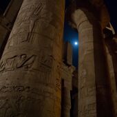 Una imagen de archivo que muestra las columnas del templo de Karnak, un centro de culto egipcio dedicado a Amón, a la noche